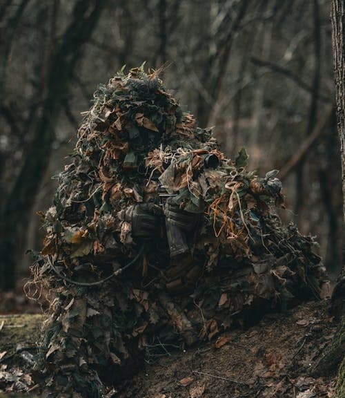 Équilibrer le réalisme de la simulation militaire dans une ambiance légère.